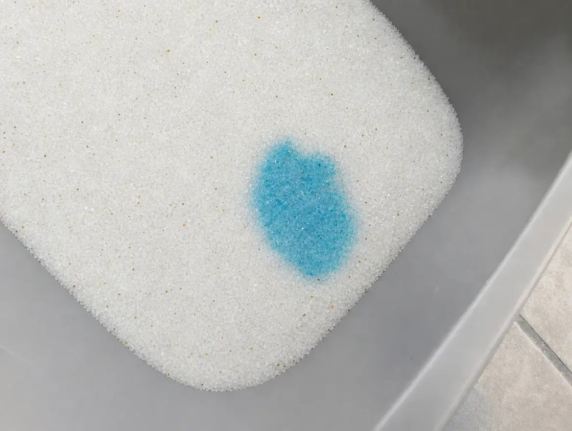 Close-up on Pacha litter crystals: one section has clearly turned blue, in contrast with the rest which is still white